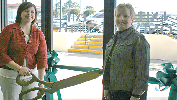 BC-Sara-Kimmell_Ann-Wells-cut-ribbon---rgb-180-dpi
