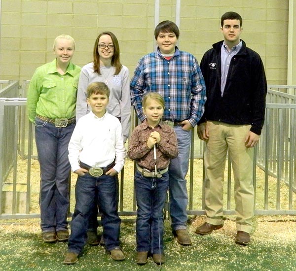SHOWMANSHIP WINNERS: Swine show judge Ben Scott gets together with the showmanship winners. In front are Carson Lynn, left, and Emma Watson. In back from left to right are Taylor Barber, Audrey Anderson, Heath Parker and Scott.