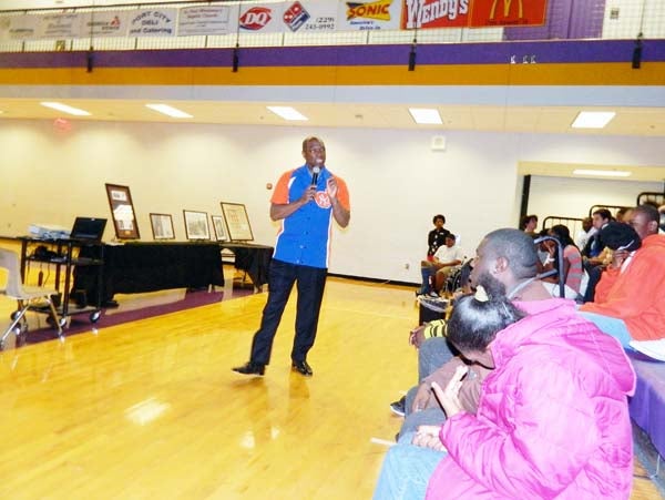MAKING A POINT: Former NBA player Mike Glenn talks to Bainbridge High School students Tuesday.